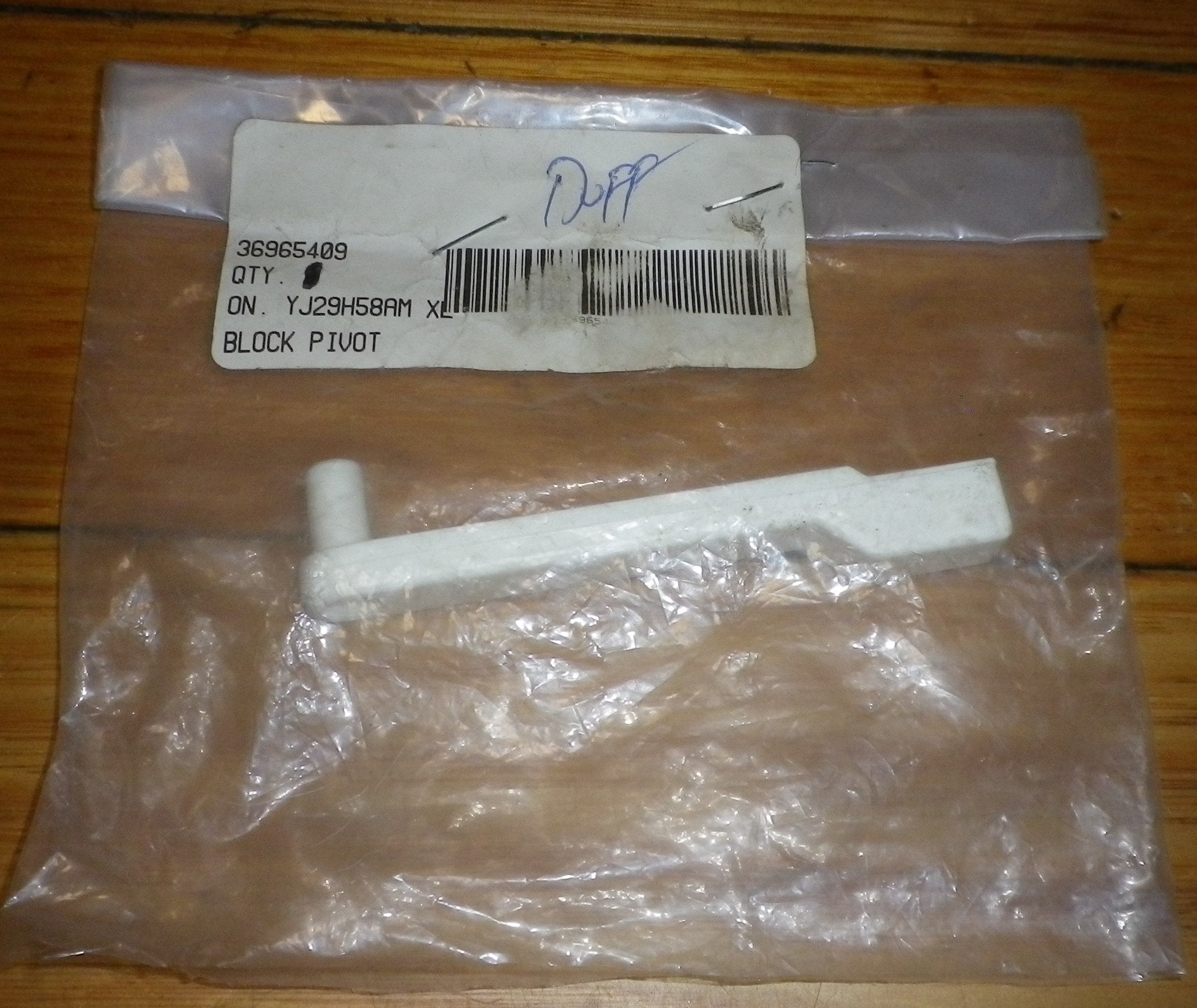 High - Quality Plastic Washer Lid Hinge Pivot for Hoover Models 960, 970, 975, 1010, 1020 - Replacement Part # 36965409