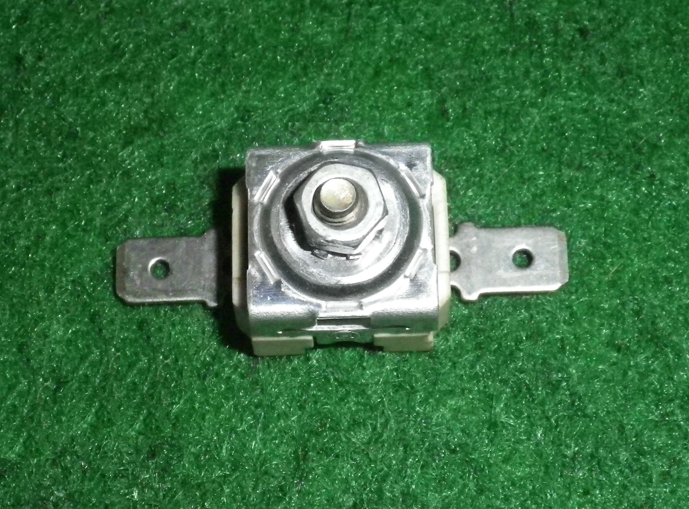Pre-owned Bosch and Gaggenau EB140110 Oven Cutout Thermostat at 140 Degrees Fahrenheit - Replacement Part # 320850
