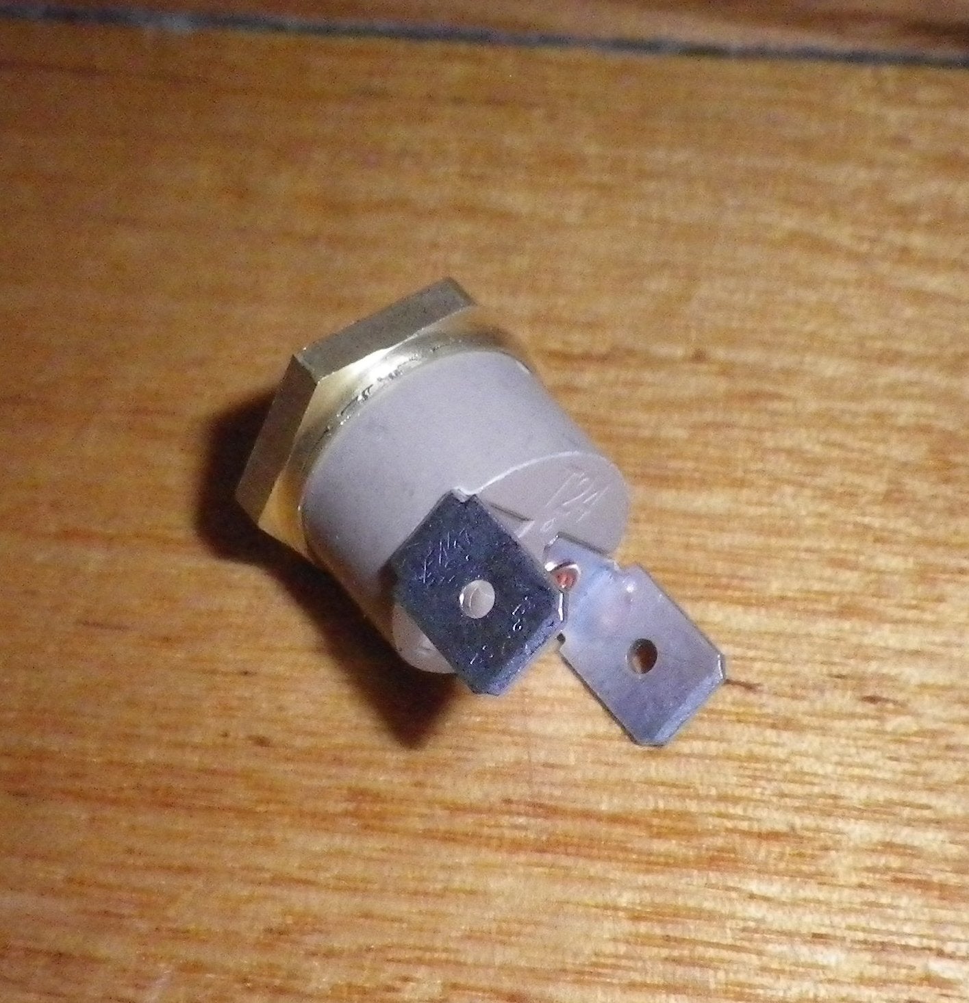 10Amp 45degC Screw-In Normally Closed Cutout Thermostat - MWT71030