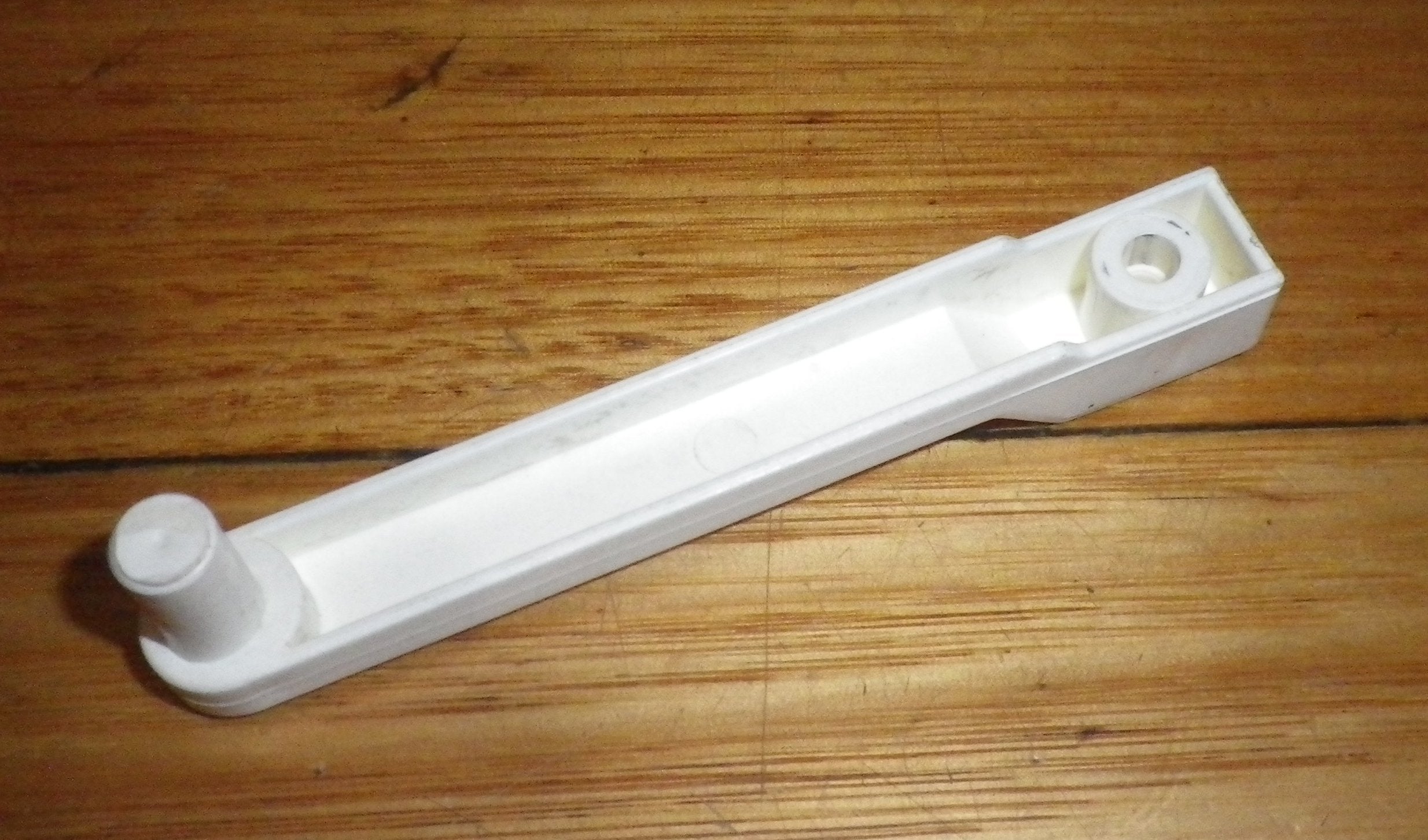 High - Quality Plastic Washer Lid Hinge Pivot for Hoover Models 960, 970, 975, 1010, 1020 - Replacement Part # 36965409