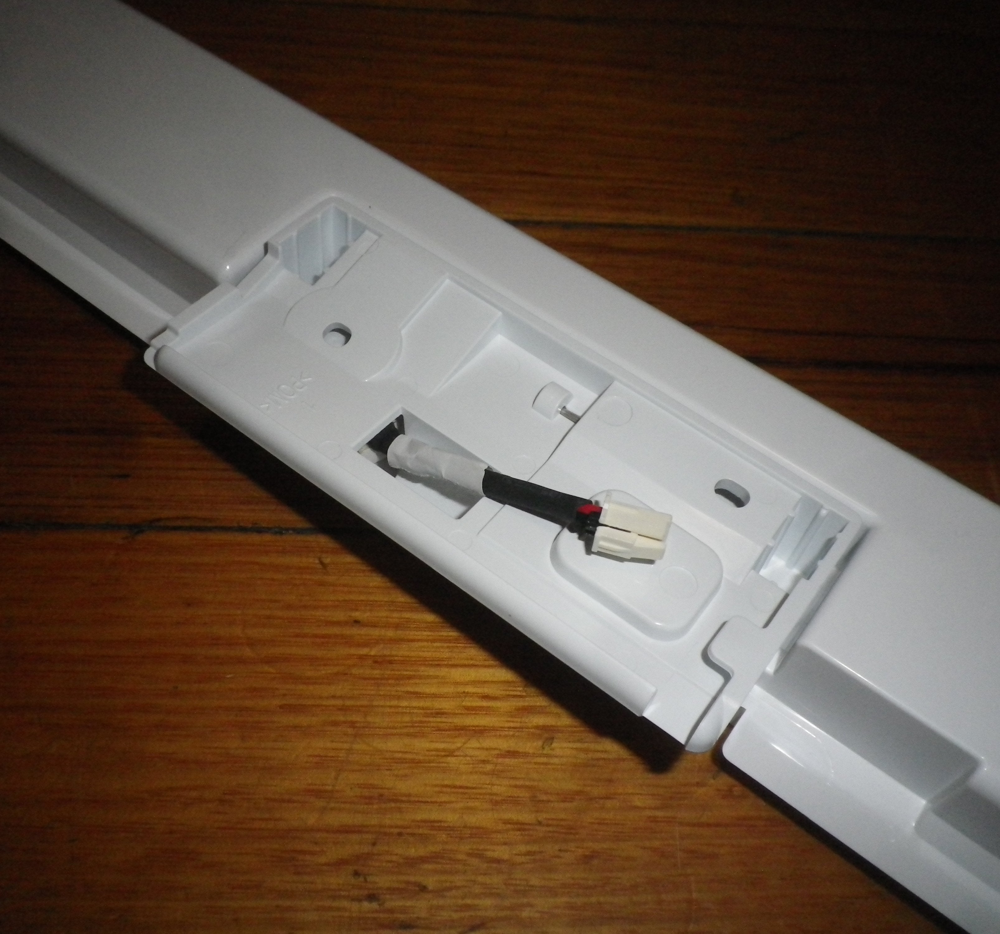 Westinghouse WQE5600 Series Refrigerator French Door Closing Bar Replacement Part - Part Number 140225456015