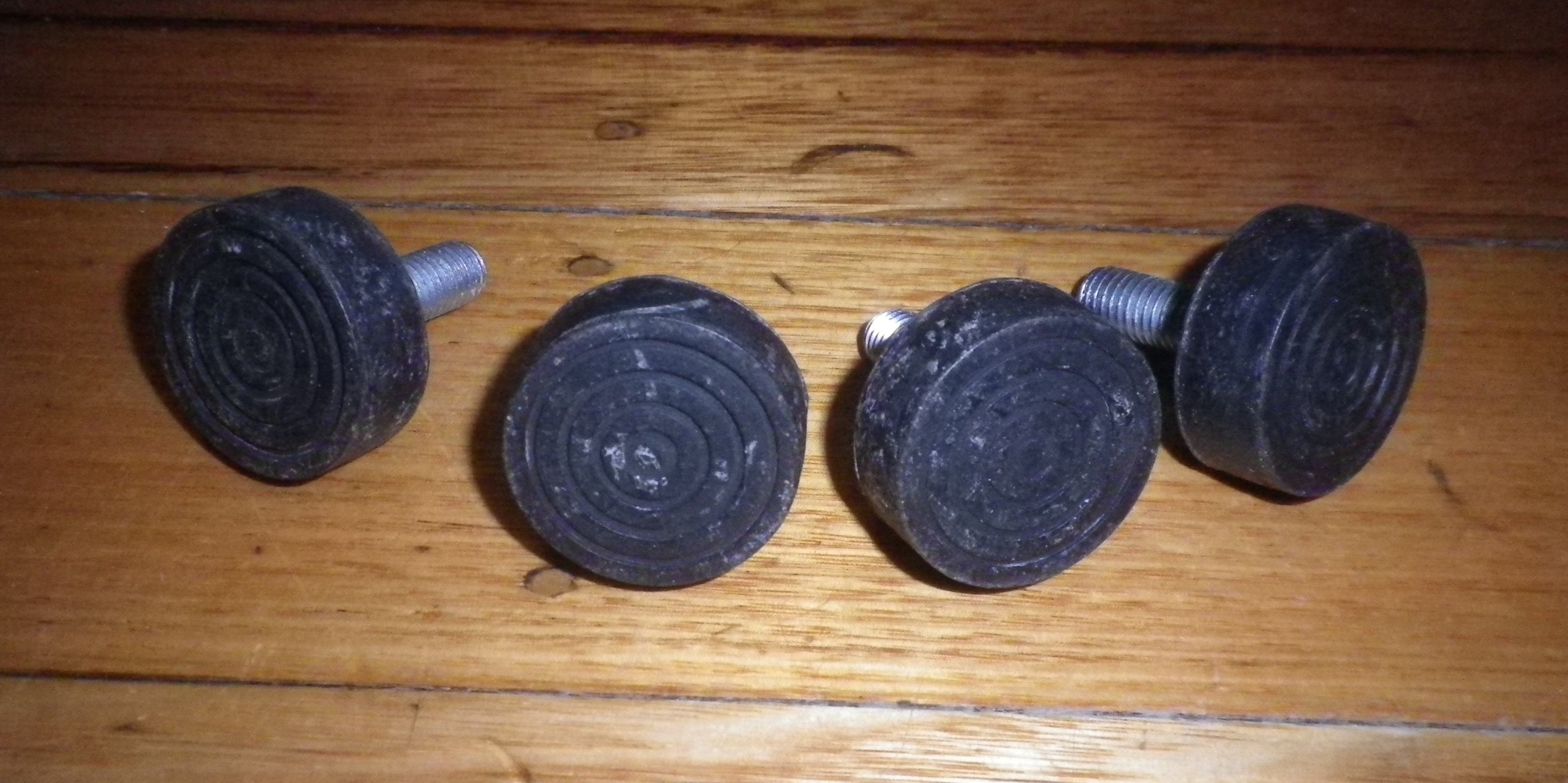 Adjustable Washing Machine Support Legs Equipped with Rubber Foot Pads and 10mm Threaded Shaft - Part Number T002B