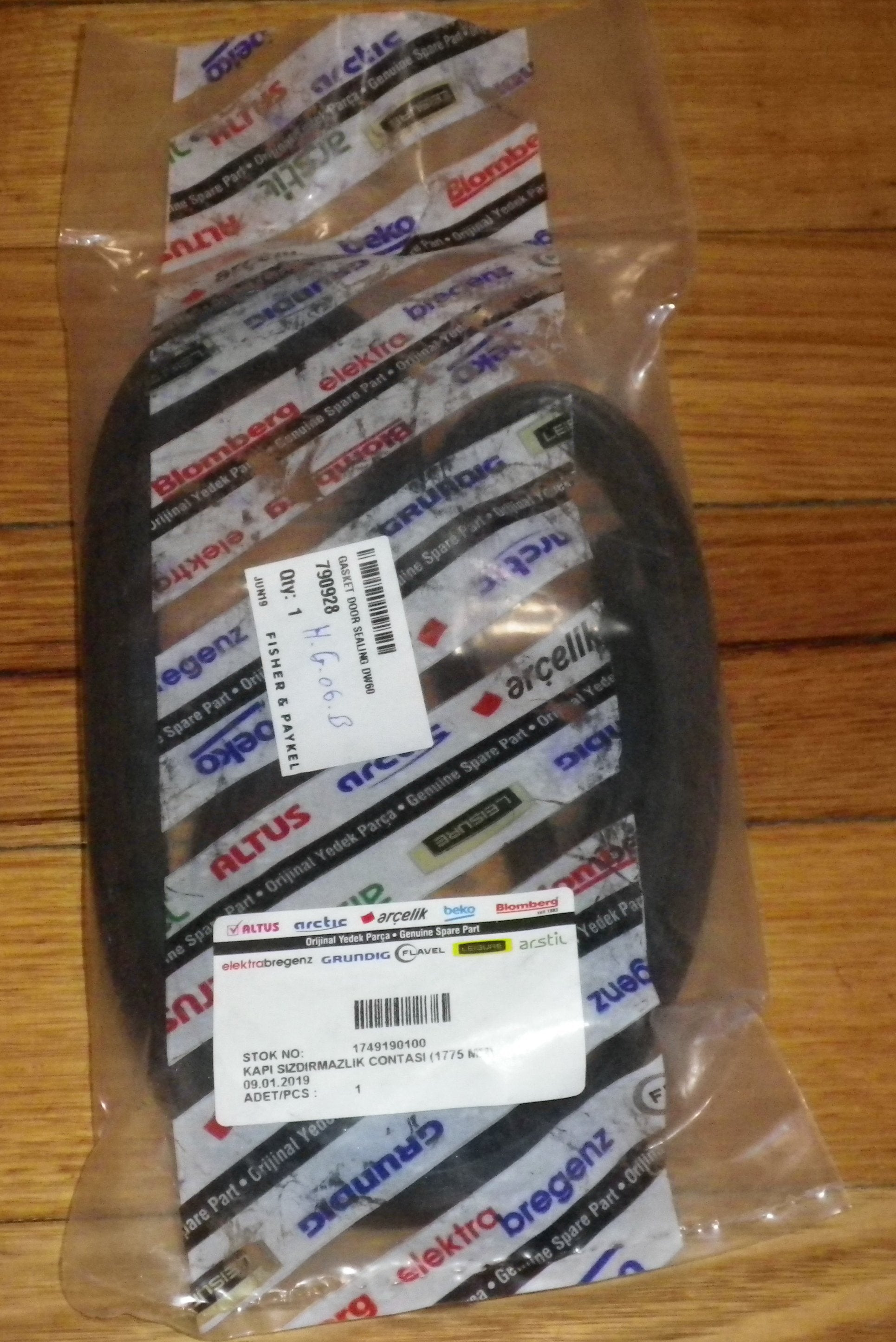 Fisher & Paykel DW60DOX Genuine Upper Door Seal - Part # FP790928