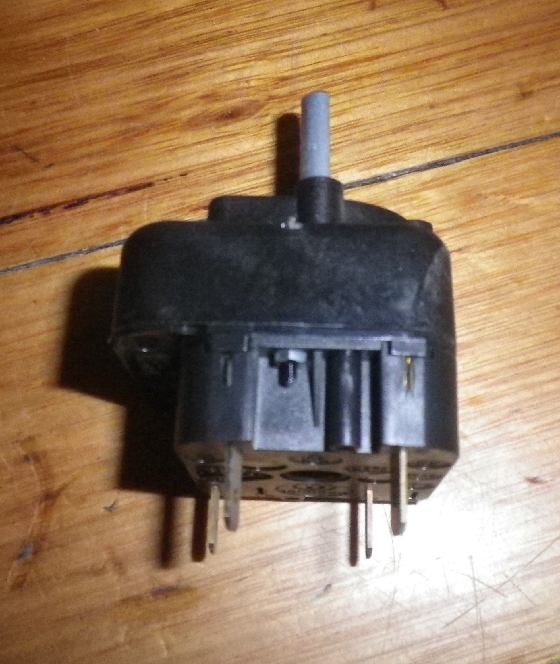 Universal 120-Minute 6mm Shaft Clockwork Timer with Normally Open and Normally Closed Contacts - Part Number SET2462