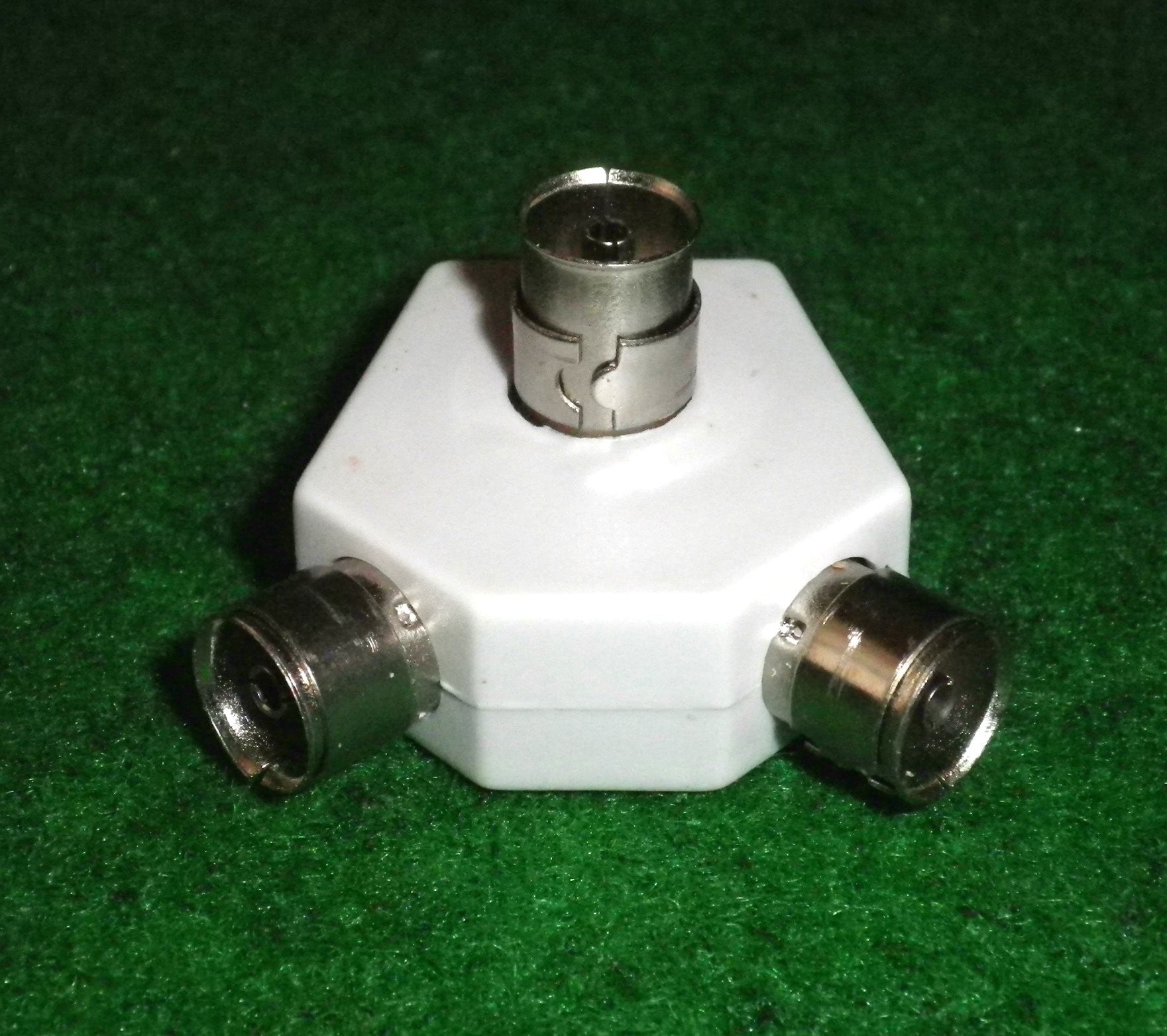 Dai-ichi Two-Way PAL Type Coaxial Plug-in Television Antenna Signal Splitter - Model # TVS7C