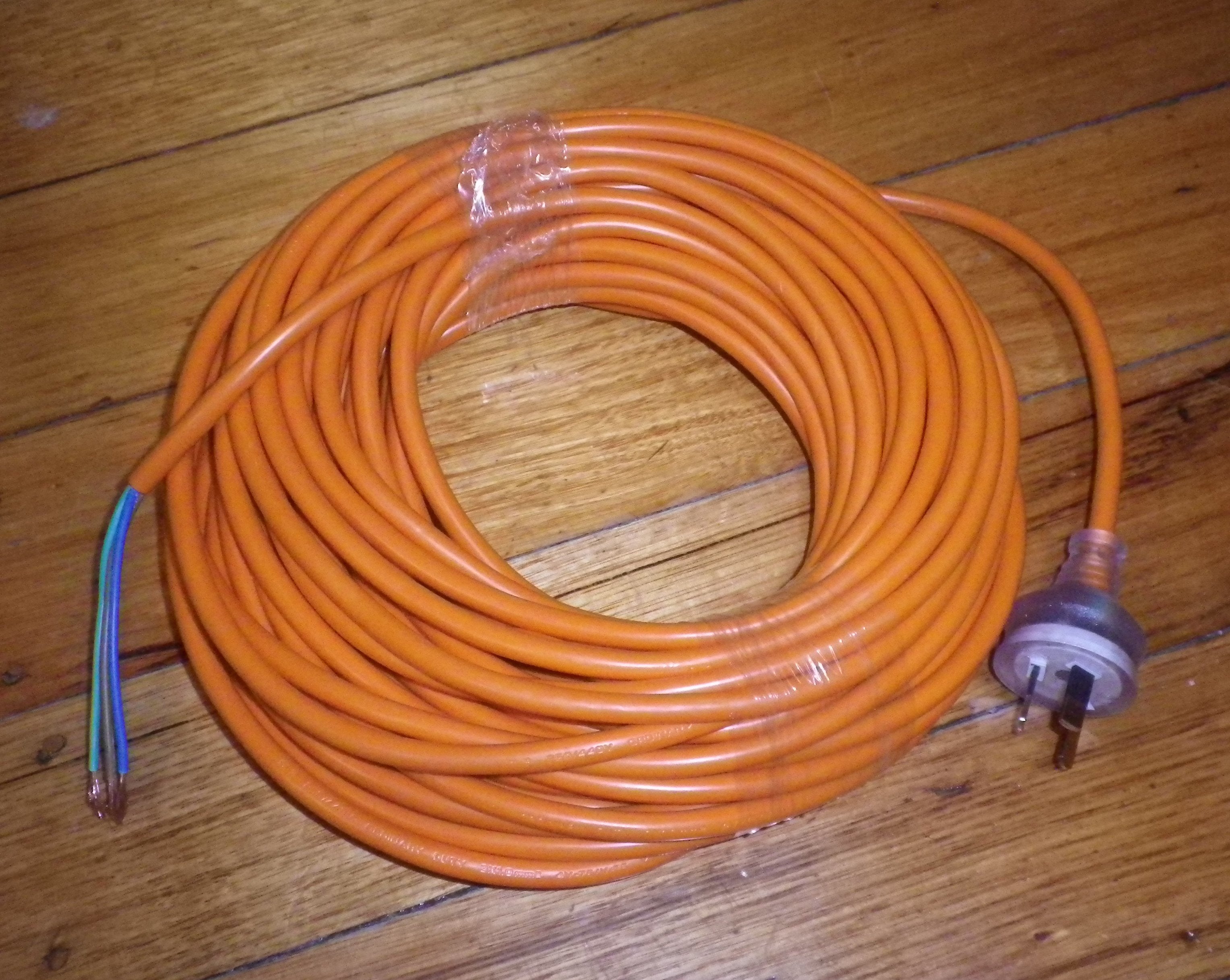 20-Meter Round Orange Three-Wire Vacuum Cleaner Mains Power Cord and Plug - Part Number CR2010-3