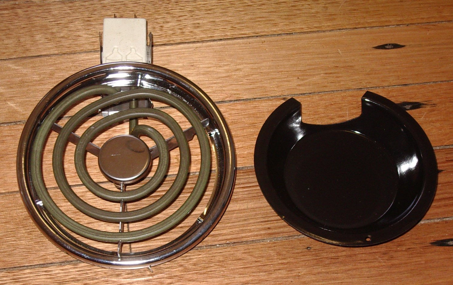 Chef 145mm 1100-Watt Plug-in Electric Hotplate Cooking Appliance with Chrome Ring, Socket and Spill Bowl Kit - Part # SE137