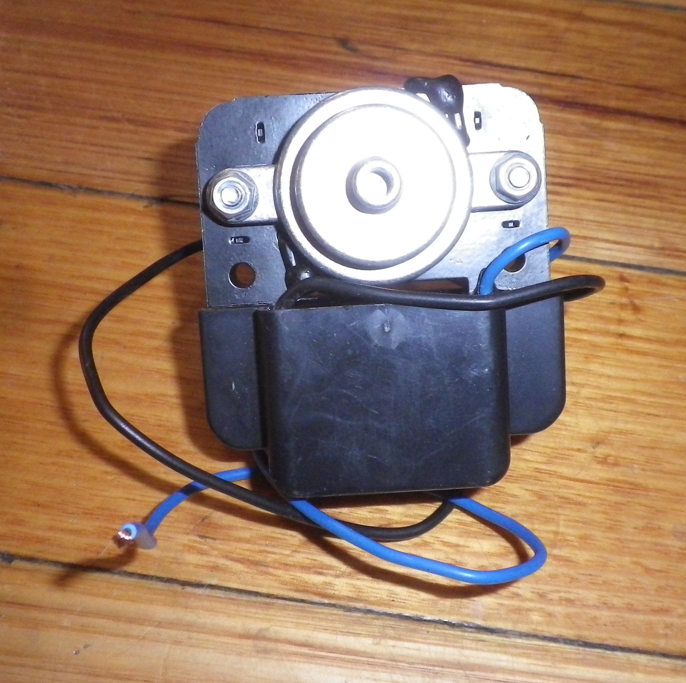 Small Universal Reversible Evaporator Fan Motor - Part # RF039ES for Frost - Free Fridges