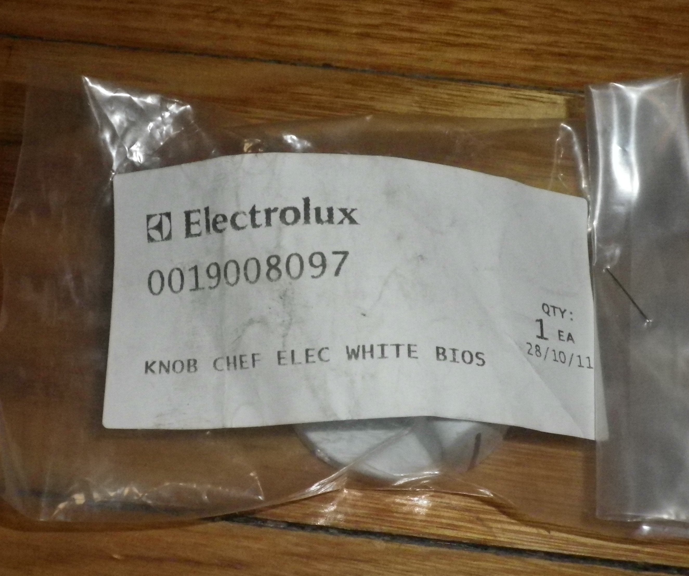 Chef, Electrolux, Westinghouse Brand New White Stove Control Knob Replacement Part # 0019008097