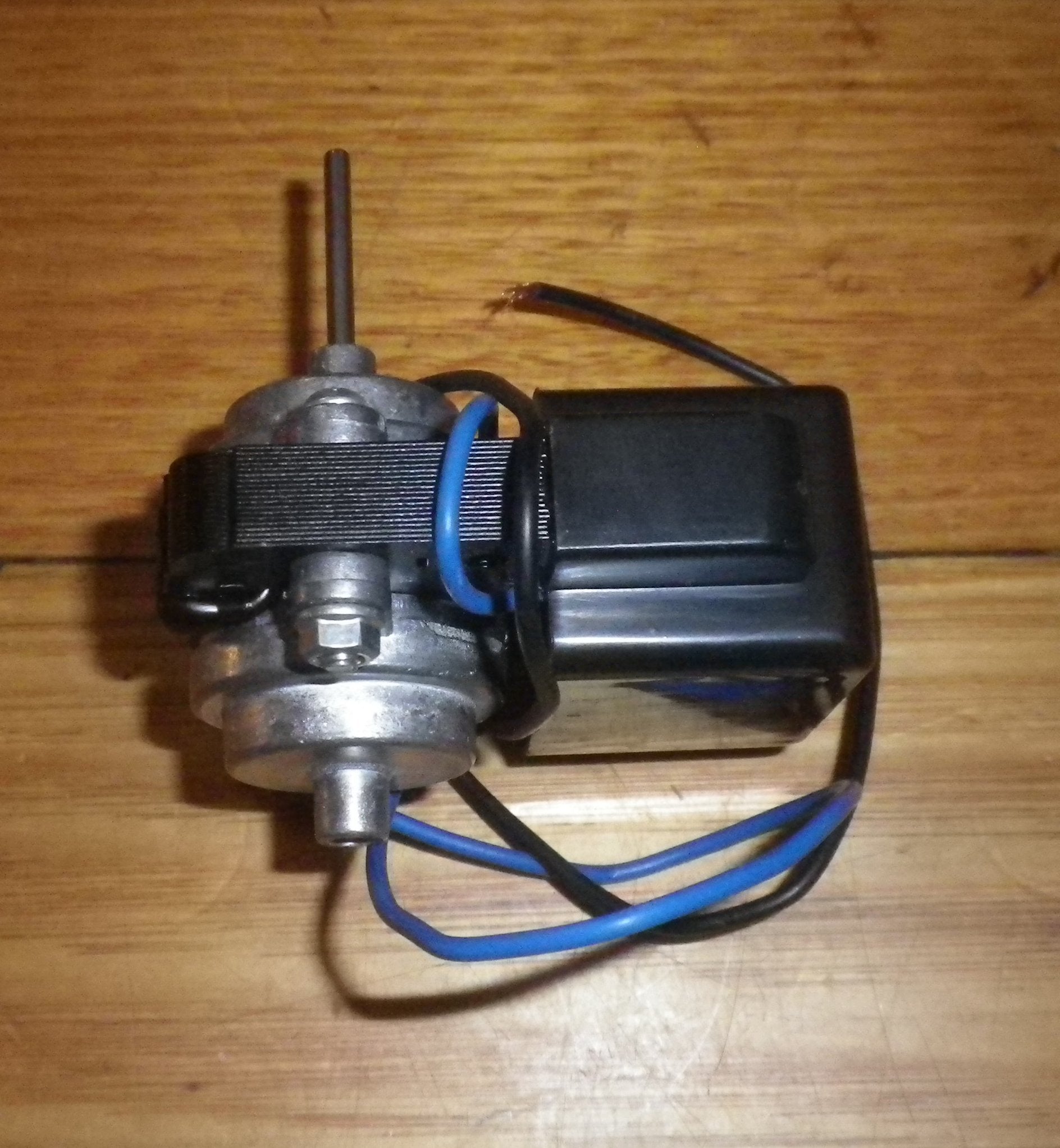 Small Universal Reversible Evaporator Fan Motor - Part # RF039ES for Frost - Free Fridges
