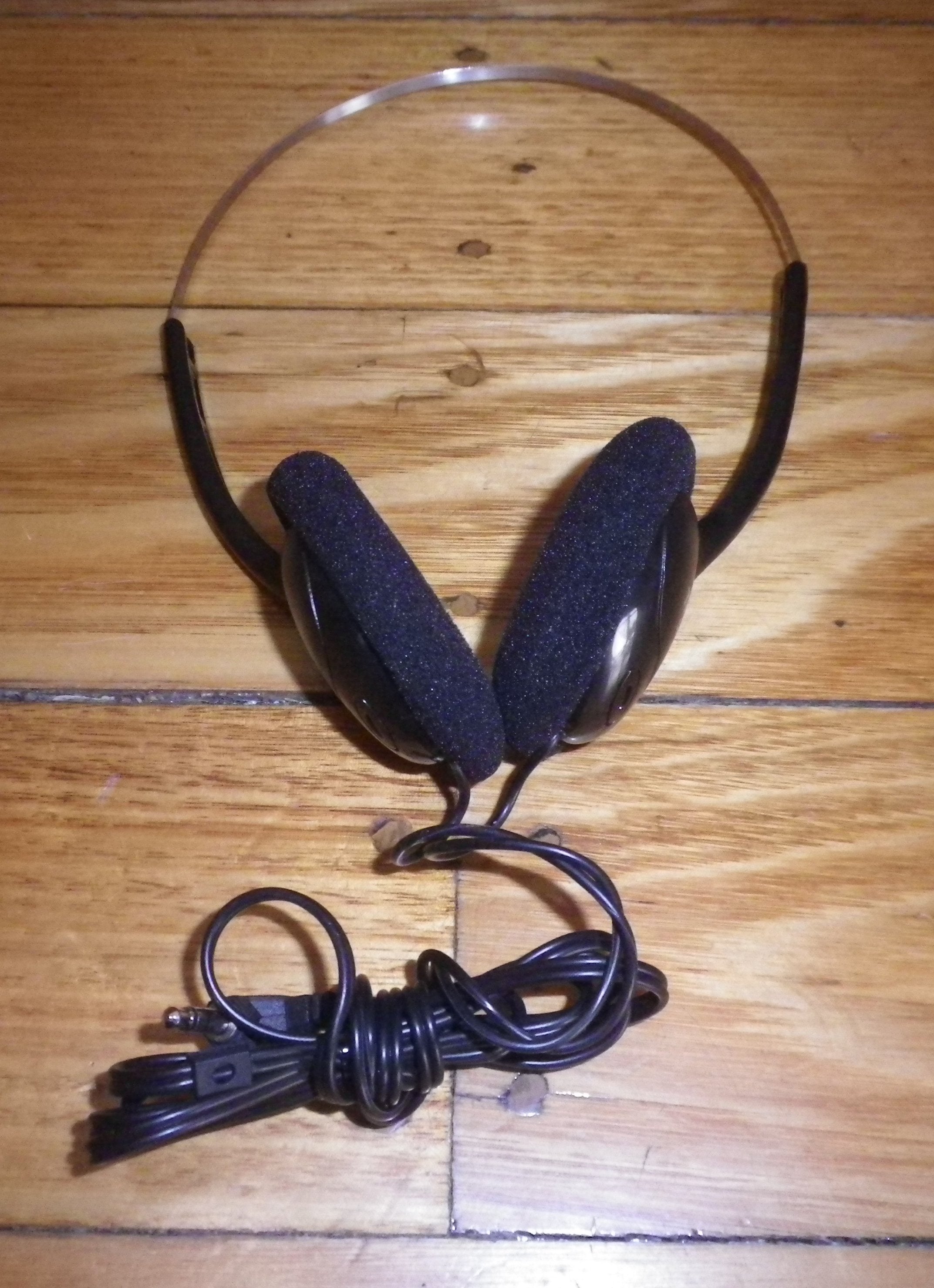 Affordable Stereo Mini Headphones with 1.2m Cord and 3.5mm Plug - CVH47