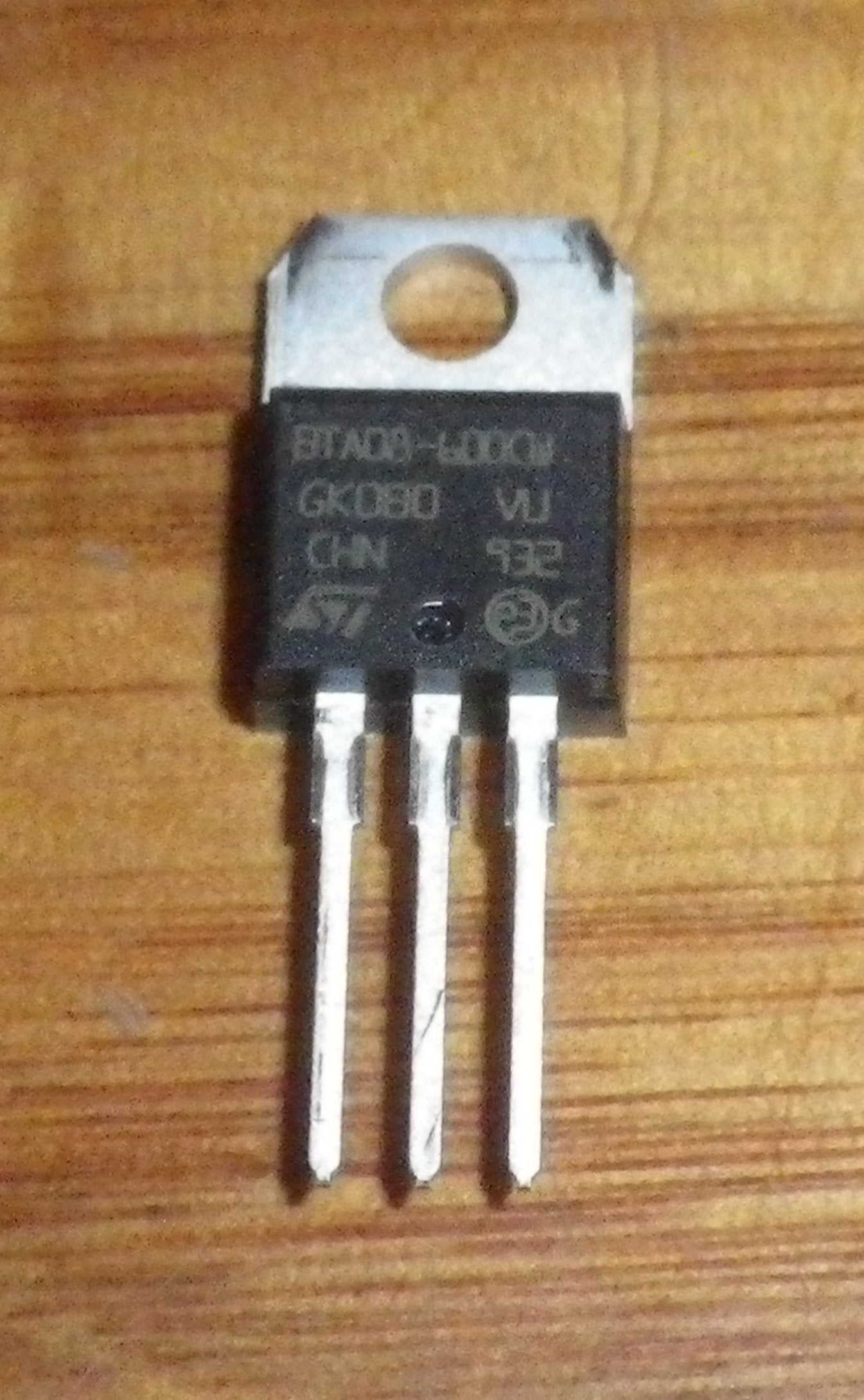 High Commutation 8Amp 600Volt Triac BTA08-600CW for Electronic Switching Applications