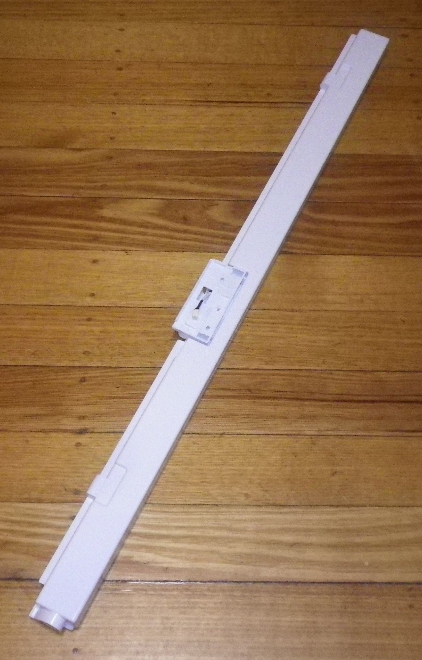 Westinghouse WQE5600 Series Refrigerator French Door Closing Bar Replacement Part - Part Number 140225456015