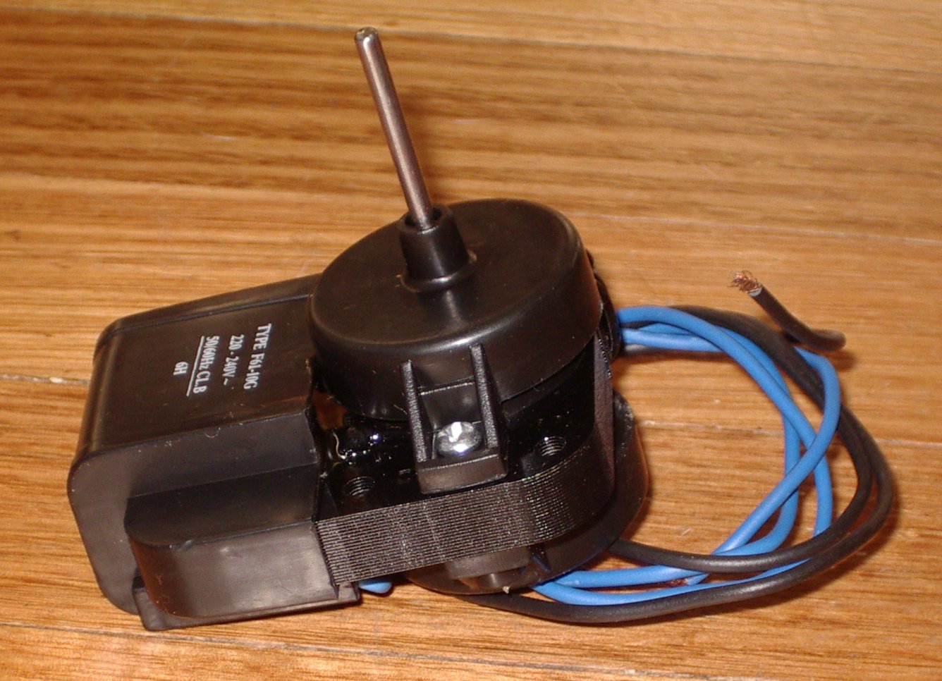 Universal Reversible Evaporator Fan Motor (Part # RF039EB) for No Frost Fridges