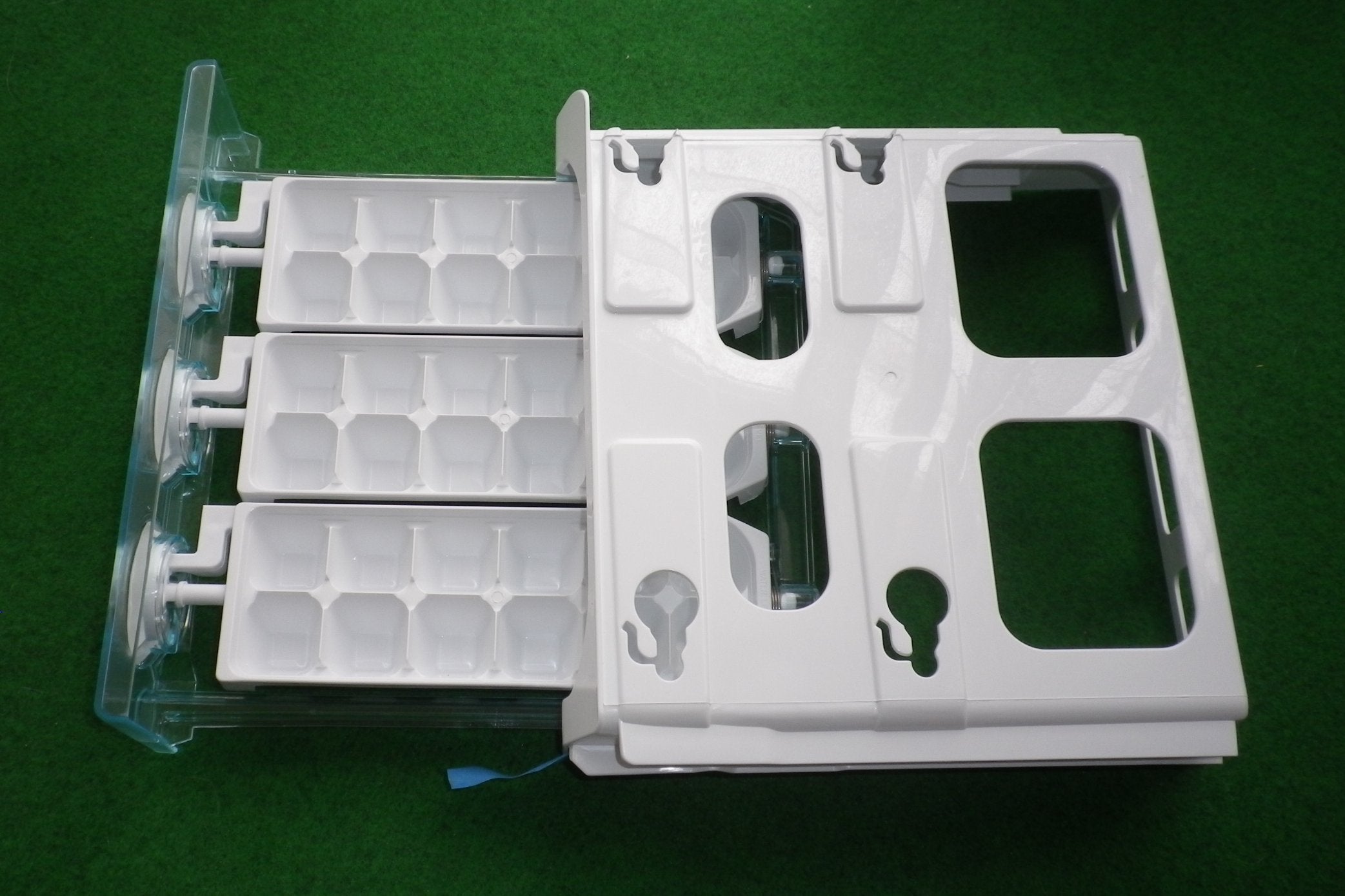 Westinghouse WBE5100SB Triple Ice Cube Tray Assembly - Part 1461080