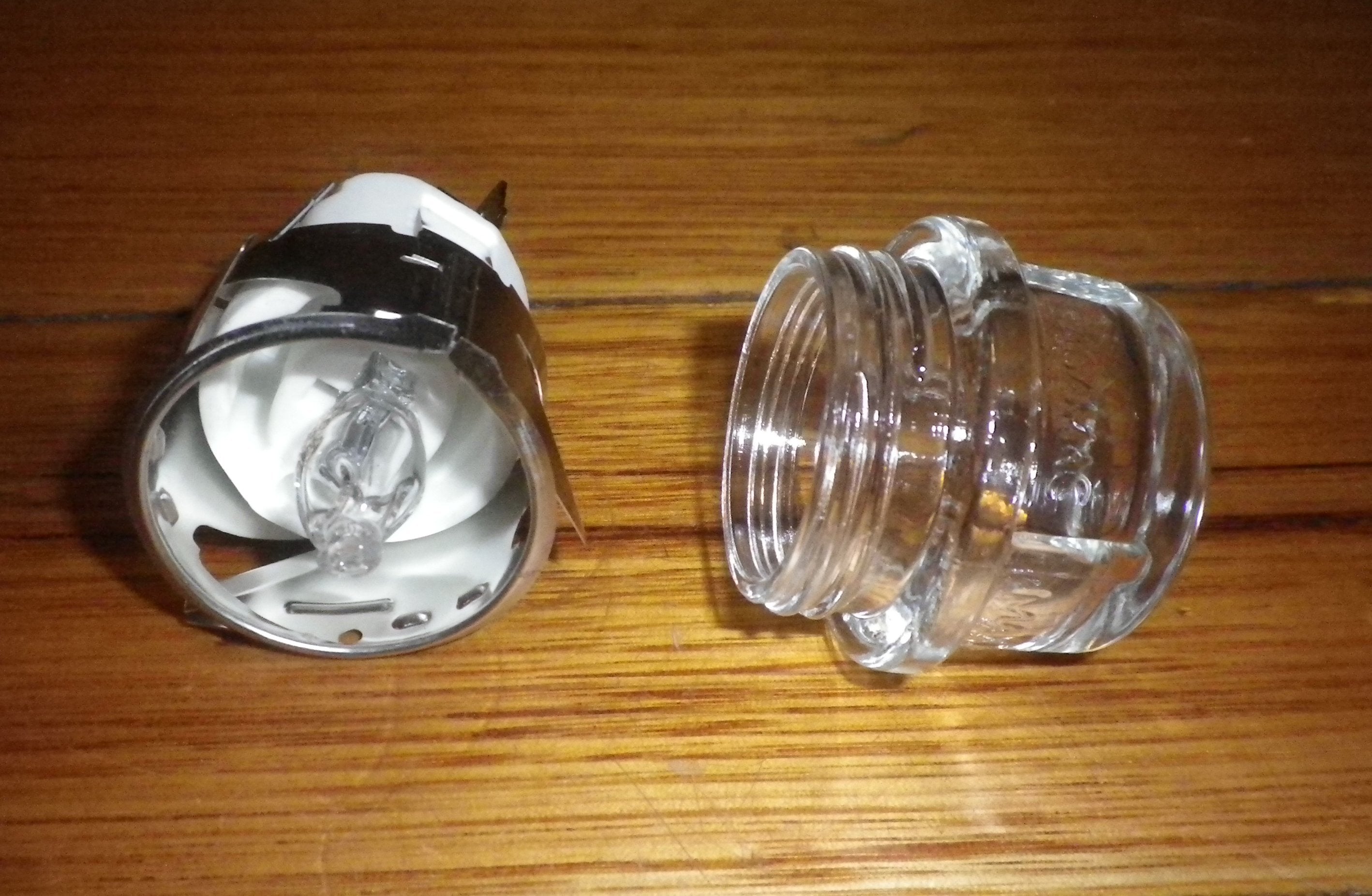 Fisher & Paykel G9 Oven Lamp Holder Assembly with 25W Halogen Light Bulb - Replacement Part No. FP561921, 561921