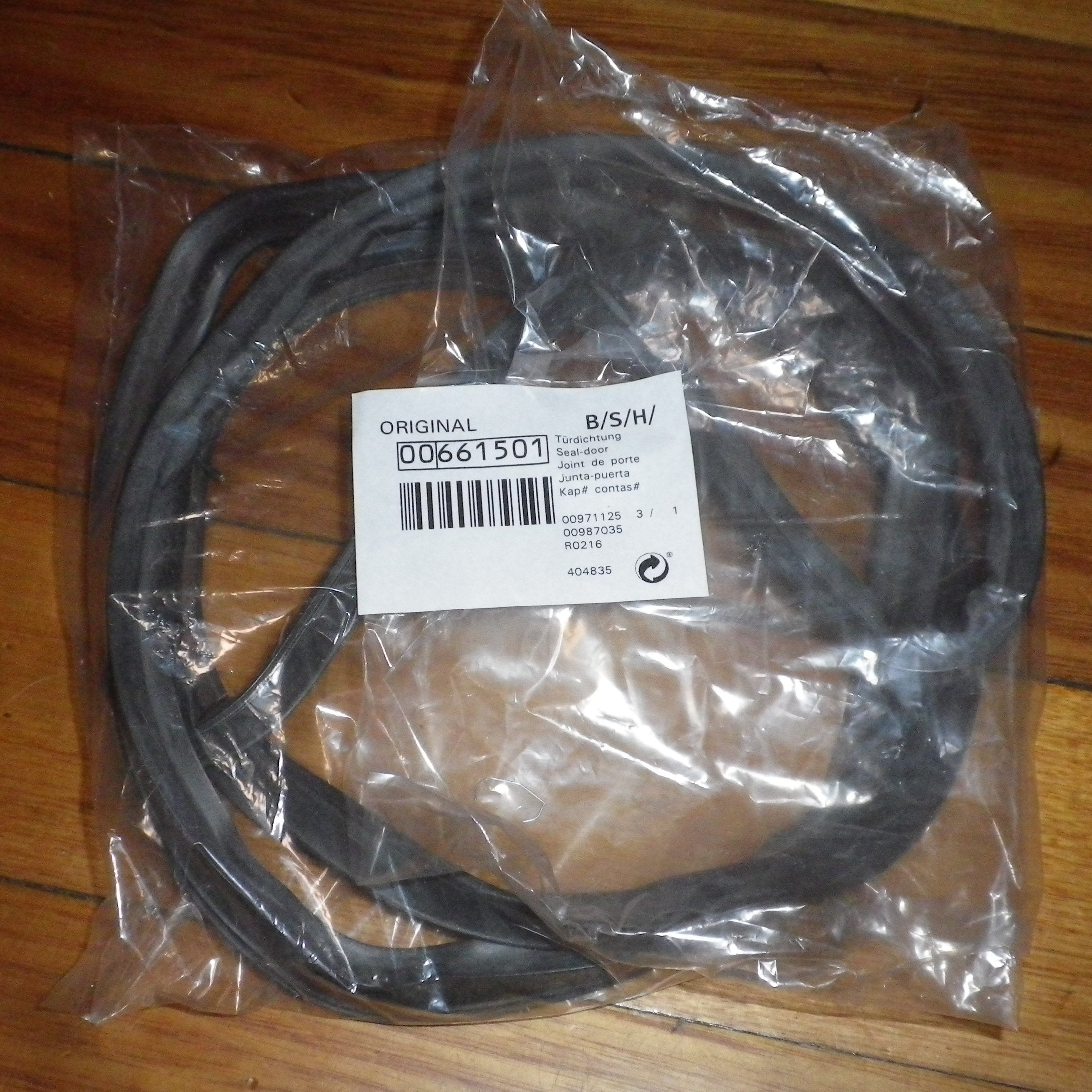 Bosch Single - Piece Oven Door Seal with 8 Hooks for Some 60cm Models - Part # 661501