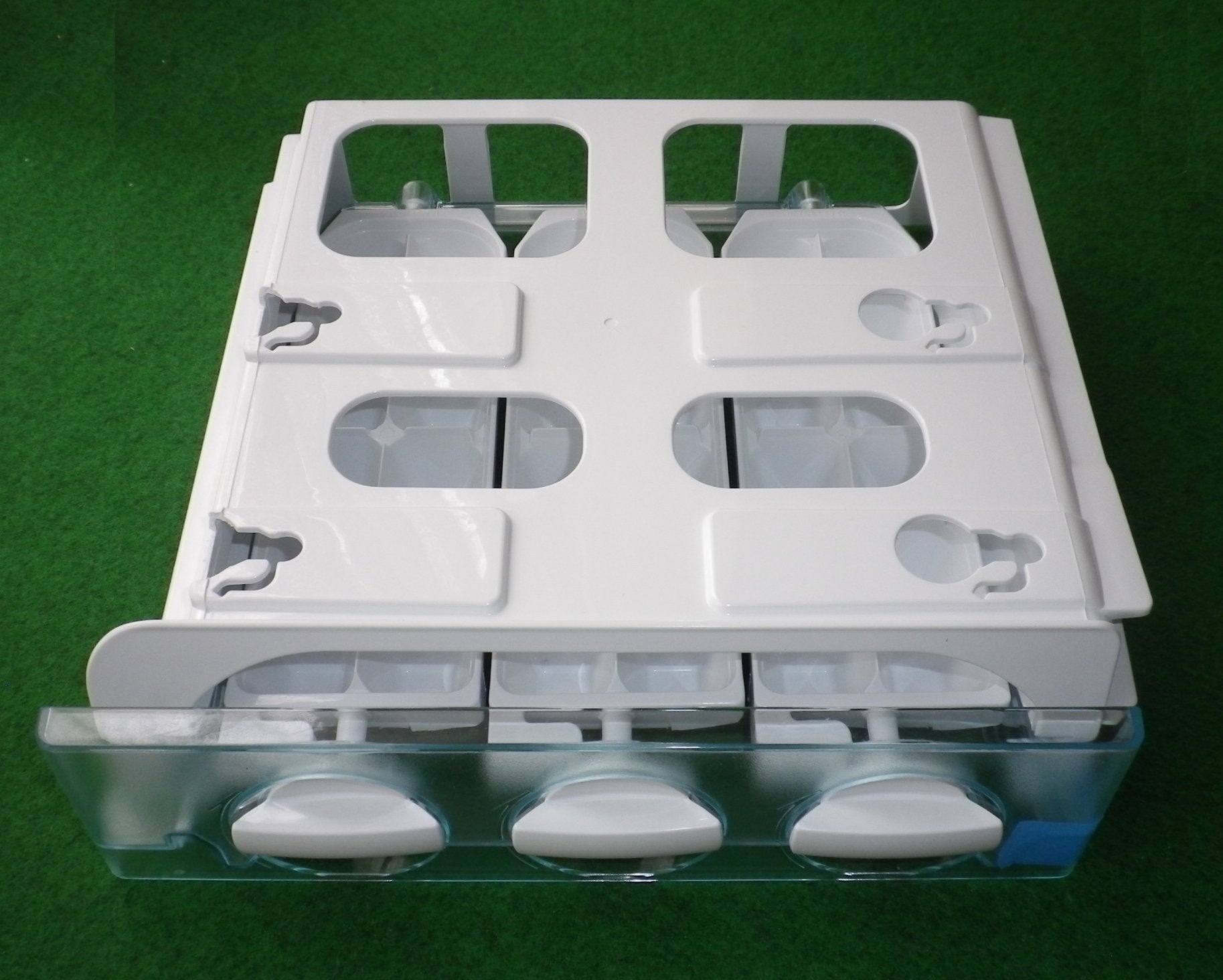 Westinghouse WBE5100SB Triple Ice Cube Tray Assembly - Part 1461080