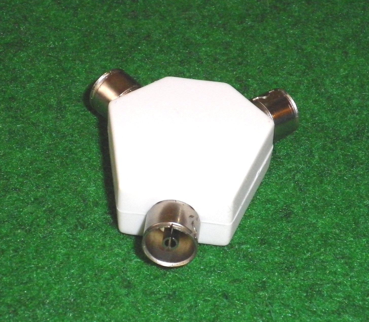 DaiChi High - Performance 2 - Way PAL Type Coaxial Plug - in TV Antenna Splitter - Part # TVS7B